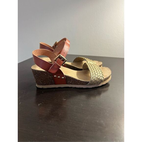Bjorndaal Annalise Gold Braided Faux Leather Low Wedge Sandals Sz 8 EUC - Picture 1 of 6